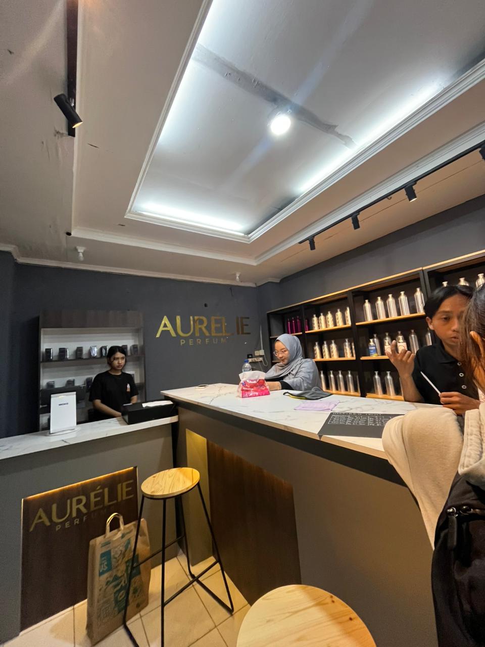 Aurelie Parfum Jogja - Suasana di dalam toko parfum refill dan parfum premium